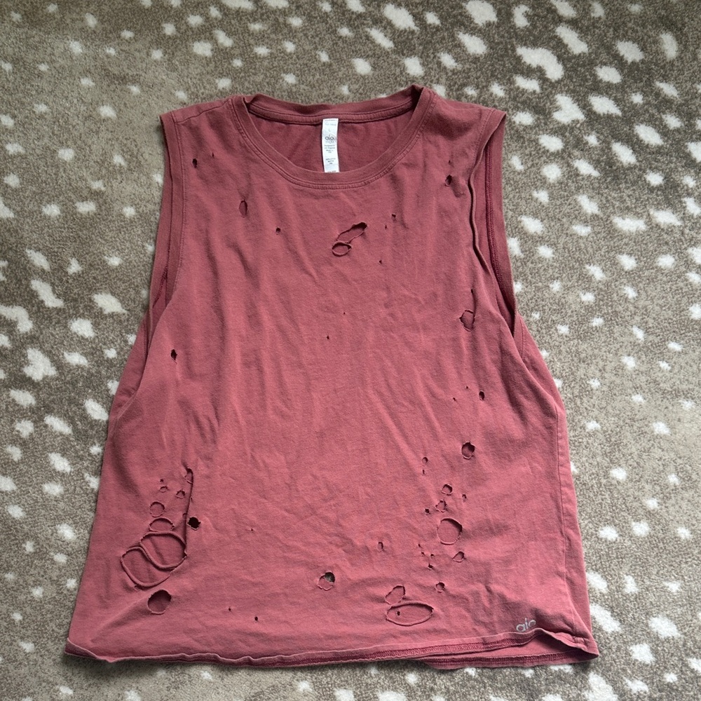 ALO Yoga Distressed Muscle Tee in Dusty Rose